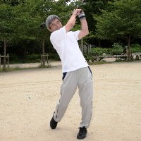 ゴルフスウィングをする男性