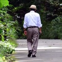 歩く初老の男性